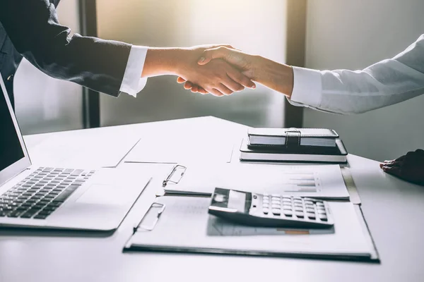 Teamwork-Prozess, Bild des Geschäftsteams zur Begrüßung per Handschlag. suc — Stockfoto