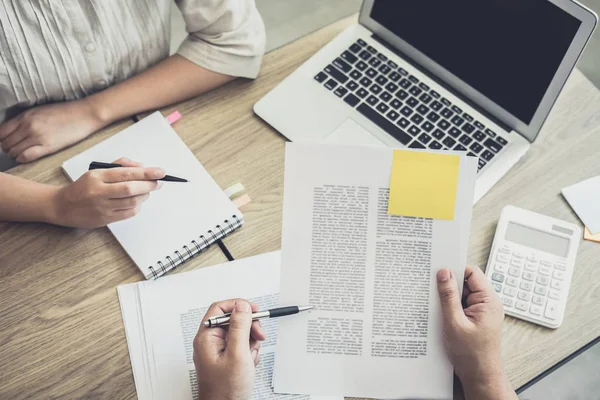 Twee middelbare school studenten campus of klasgenoten met helpt vriend — Stockfoto