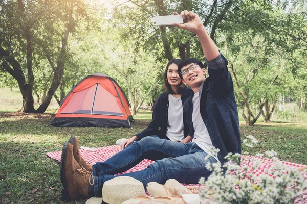 Casal feliz acampar na natureza, tomando um tiro selfie de smil — Fotografia de Stock