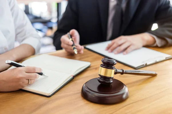 Male lawyer or judge consult having team meeting with client, La — Stock Photo, Image