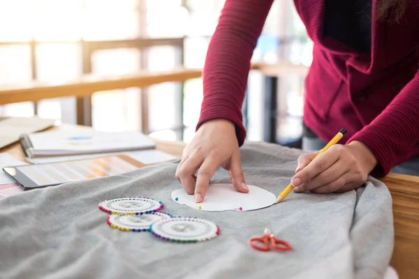 Professionele mode ontwerper werken voor het uitwerken van de schetsen projec — Stockfoto