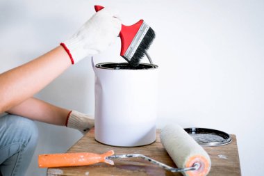 Çalışma, ressam elinde beyaz eldiven boyama duvar ile iç
