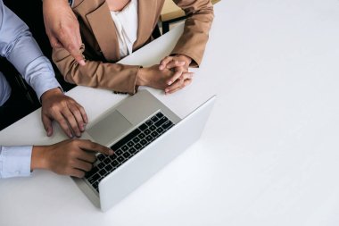 İş insanlar tartışma, iki emin icra tartışırken bir