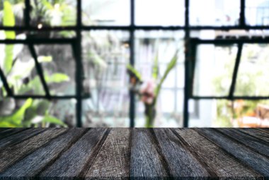 Boş ahşap masa ve bulanık arka plan önünde o soyut