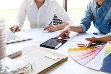 İki genç kadın iç tasarım veya p üzerinde çalışan grafik tasarımcı