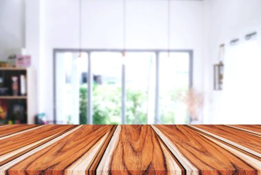 Boş ahşap masa ve bulanık arka plan önünde o soyut