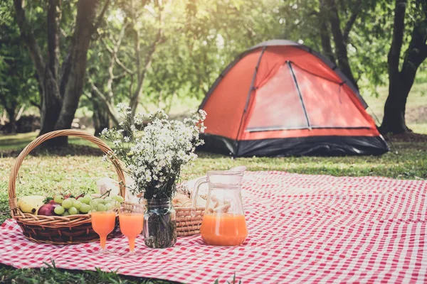 Gesundes Essen und Accessoires für Sommer oder Frühling im Freien, — Stockfoto