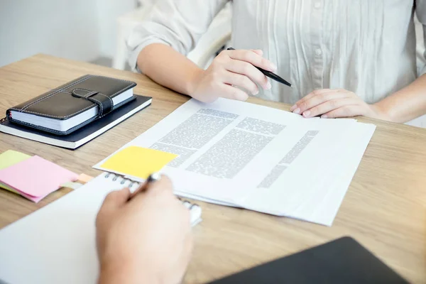 Junge Studenten Campus oder Kommilitonen mit hilft Freund studieren f — Stockfoto