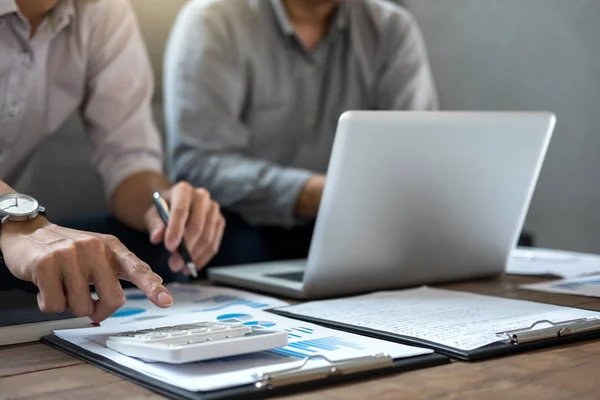 Reunión del equipo empresarial trabajando con el nuevo proyecto de startup, discutir si — Foto de Stock