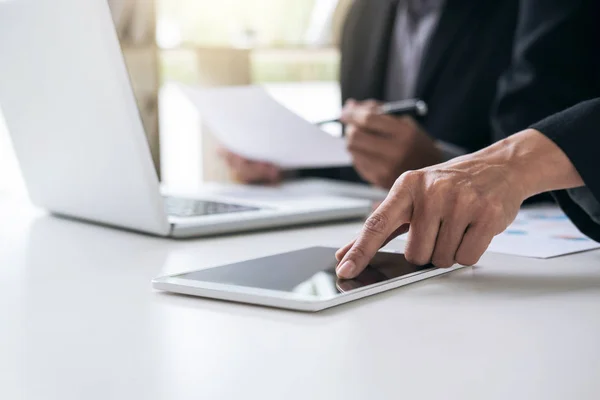 Reunião de equipe de negócios trabalhando com novo projeto de inicialização, discussi — Fotografia de Stock