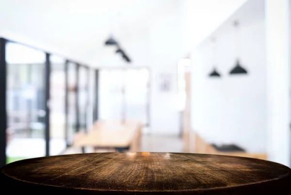 Mesa de madera vacía y fondo borroso de abstracto en frente o — Foto de Stock