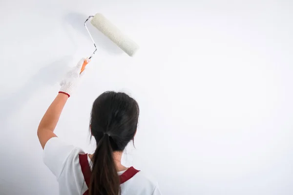Interiör arbetar, målare hand i vit handske målning vägg med — Stockfoto
