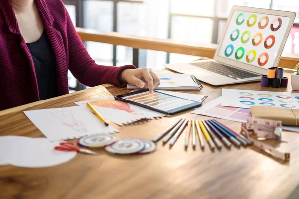 Mujer joven diseñadora que trabaja como diseñadora de moda en el trabajo con f —  Fotos de Stock