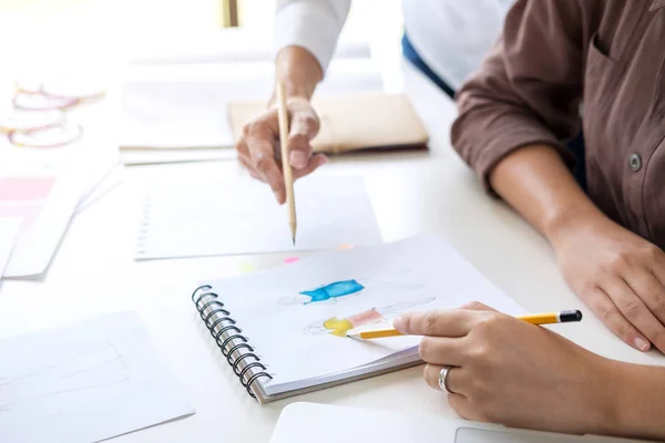 Zwei professionelle stilvolle Modedesignerin, die als Modedesignerin arbeitet — Stockfoto