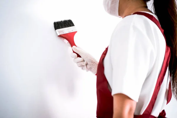 Interiör arbetar, målare hand i vit handske målning vägg med — Stockfoto