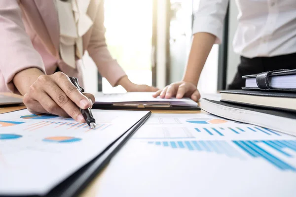 Reunión del equipo de negocios presente. secretaria presentación nueva idea a — Foto de Stock