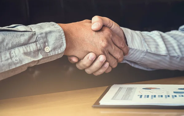 Reunión y saludo, dos ejecutivos de negocios apretón de manos después — Foto de Stock