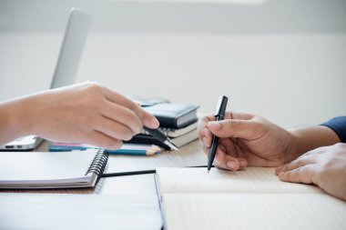 Genç öğrenciler kampüs veya sınıf arkadaşlarıyla f eğitim yardımcı olur arkadaş