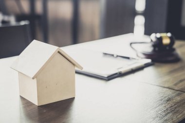 Ahşap masa ve ev kredisi sigorta sözleşmesinde ile tokmak 