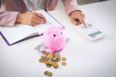 Kumbara para koyarak iş kadını için rapor yazma 