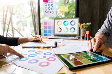 İki genç terzi veya Tasarımcı meslektaşları moda d çalışma