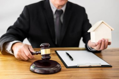 Erkek avukat ya da yargıç el tokmak sondaj blokta çarpıcı'nın