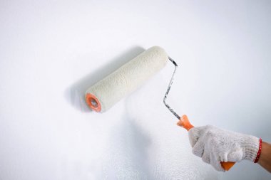 Çalışma, ressam elinde beyaz eldiven boyama duvar ile iç