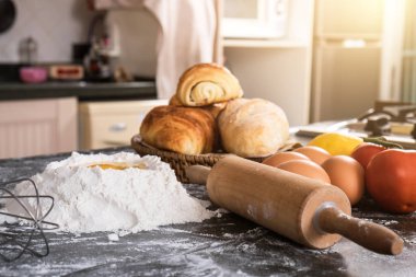 Ekmek siyah arka plan üzerine malzemelerle çiğ hamur