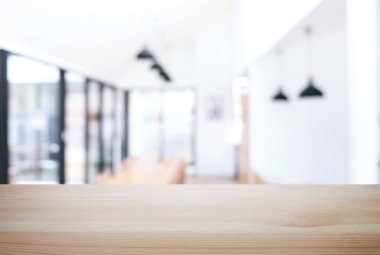 Boş ahşap masa ve bulanık arka plan önünde o soyut