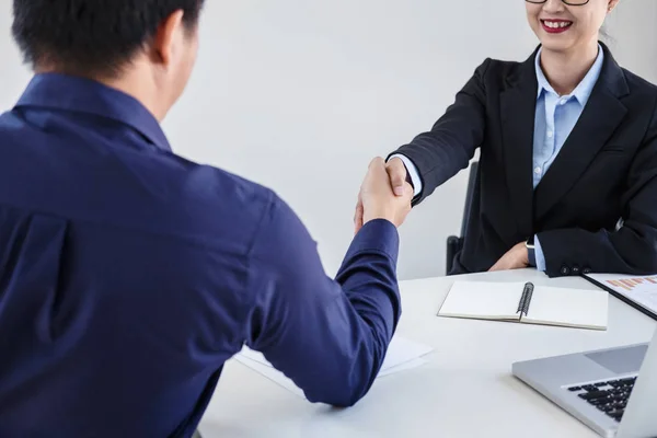 Finalizando una reunión, apretón de manos de negocios después de discutir bueno — Foto de Stock