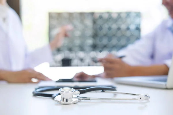 Profesor Doctor discusión un método con el tratamiento del paciente, res — Foto de Stock