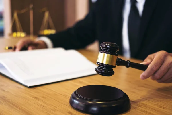 Keurmeester hamer met justitie advocaten, zakenman in pak of advocaat — Stockfoto