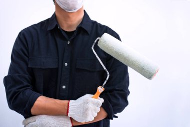 Kollu erkek ressam geçti holding boya silindiri, iç çalışma