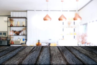 Boş ahşap masa ve bulanık arka plan önünde o soyut