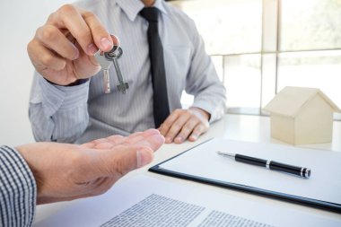 Satın araba ve ev concept ile anahtar, Ajan göndermek anahtar müşteriye af
