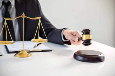 Tokmak ile Adalet avukatlar, işadamı takım elbise veya avukat yargıç. 