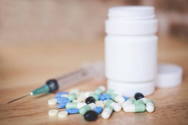 İlaç ek ve ahşap arka plan, ilaçtan c kadar yakın