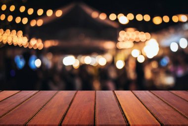 Soyut bulanık Festival backgrou önünde boş ahşap masa