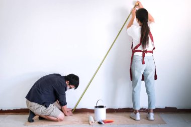 Çalışma, duvar le kontrol ölçü bandı ile iki ressam iç