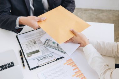 Rüşvet ve yolsuzluk kavramı, rüşvet dolarlık banknot şeklinde