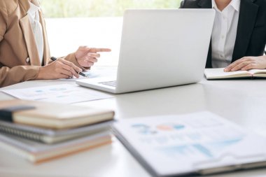 İş takım toplantısı yeni başlangıç projesi, discussi ile çalışma