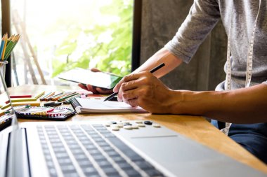 Moda Tasarımcısı şık konsept, genç terzi veya Tasarımcı d