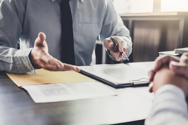 Affärsmannen och manliga advokat eller domare consult har gruppmöte — Stockfoto