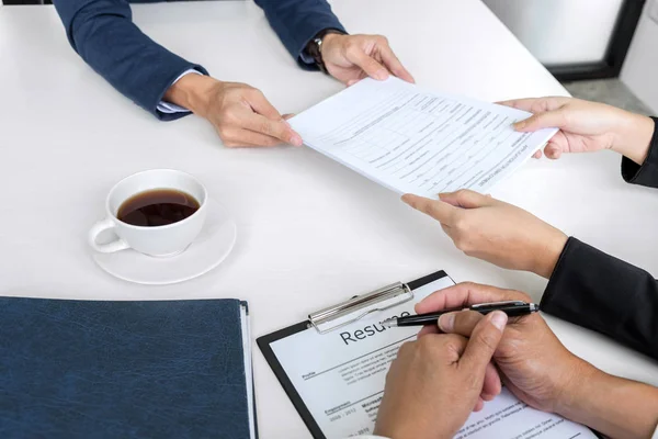 Intervistatore o Consiglio di lettura di un curriculum durante un colloquio di lavoro, Em — Foto Stock