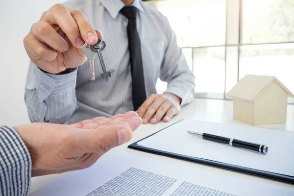 Comprar coche y el concepto del hogar con la llave, el agente envía la llave al af del cliente —  Fotos de Stock