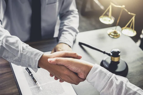 Handshake após boa cooperação, homem de negócios handshake lei masculina — Fotografia de Stock