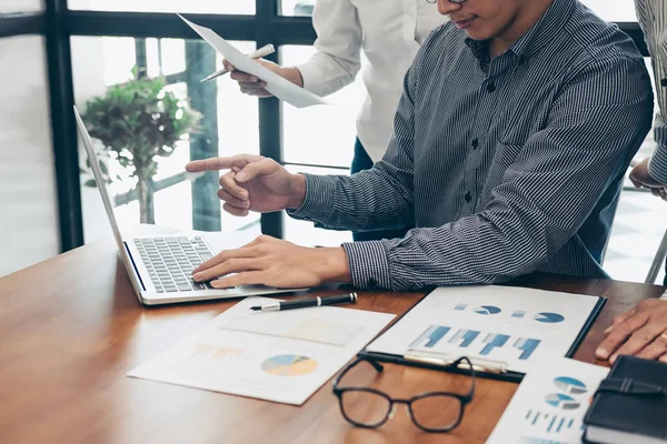 Los colegas del equipo de negocios se reúnen con profesionales de la conferencia — Foto de Stock