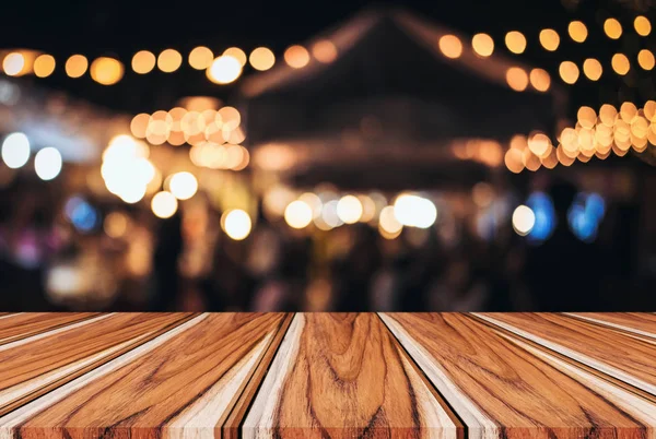 추상적인 흐린된 축제 backgrou 앞 빈 나무 테이블 — 스톡 사진