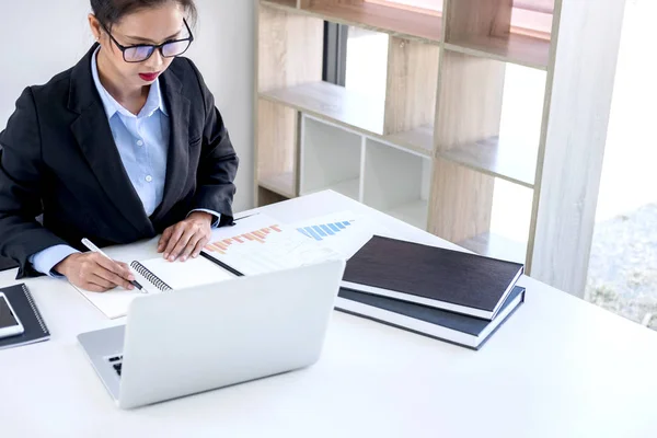 Mujer inteligente mujer de negocios que trabaja en el ordenador portátil, mientras que analysi — Foto de Stock
