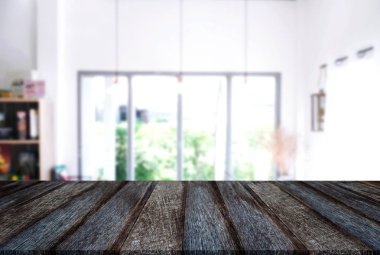 Boş ahşap masa ve bulanık arka plan önünde o soyut